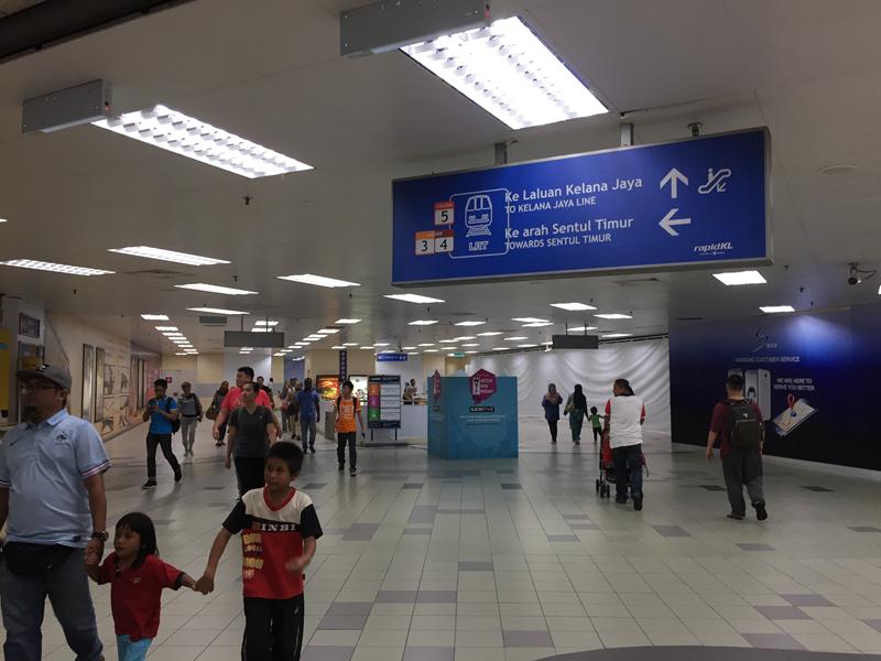 Bên trong tàu điện