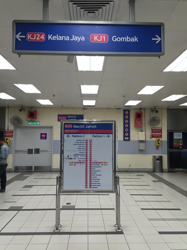 Platform tàu điện ngầm, chia 2 hướng, các bạn nên xem kỹ điểm đếm để tránh đi nhầm tuyến