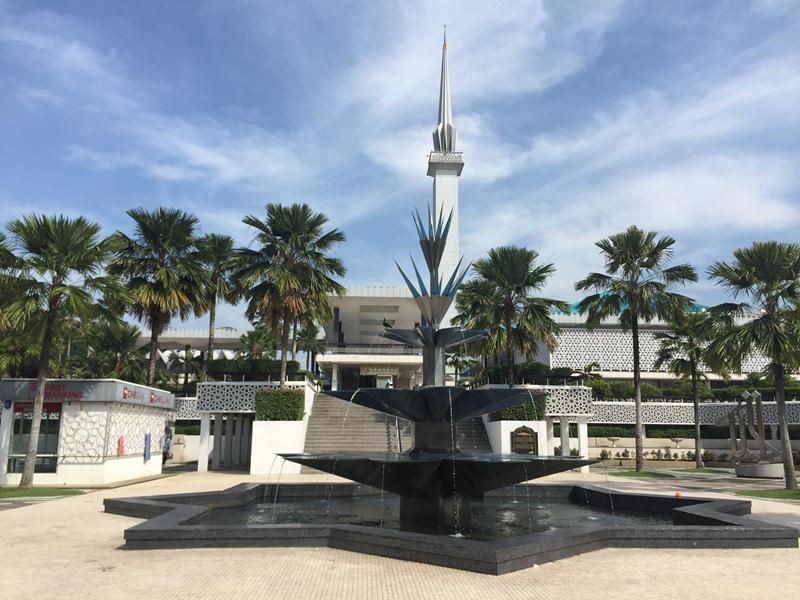 Bên ngoài National Mosque