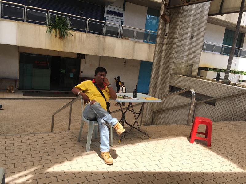 Chú bán vé bus. Người của hãng bus Start Shuttle đều mặc áo màu vàng có ghi tên hãng trên áo