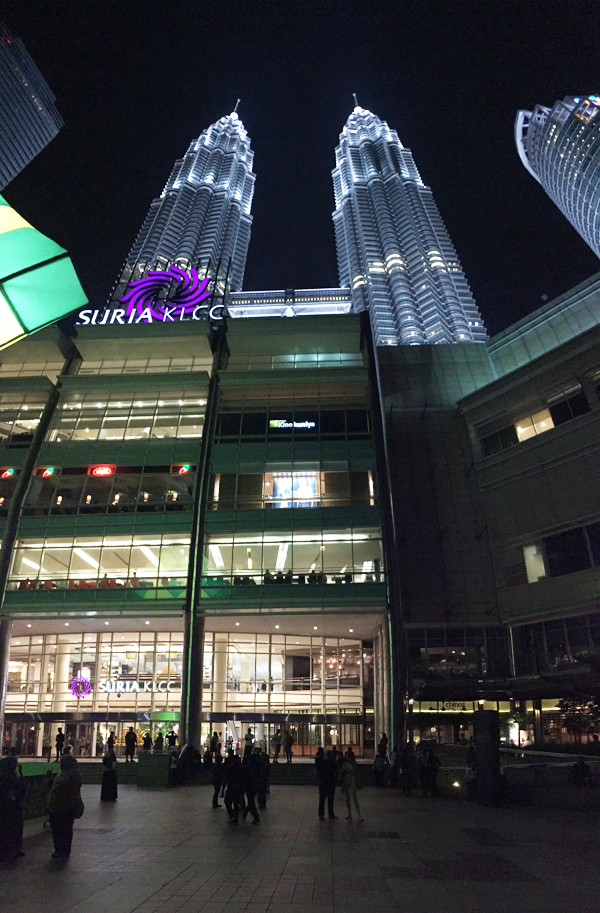 Tháp đôi ngắm từ chổ nhạc nước