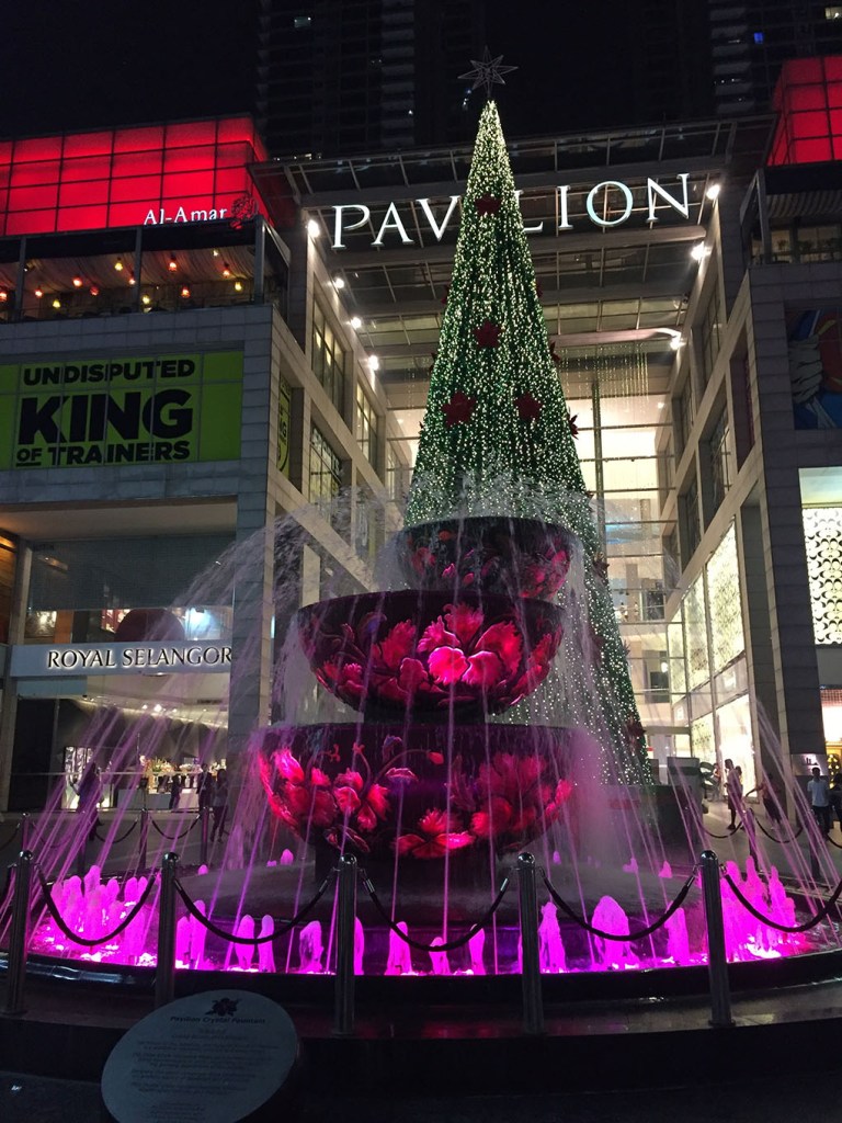 Bên ngoài Pavilion