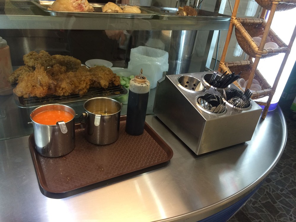 Quầy bán cơm gà ở food court Fahrenheit