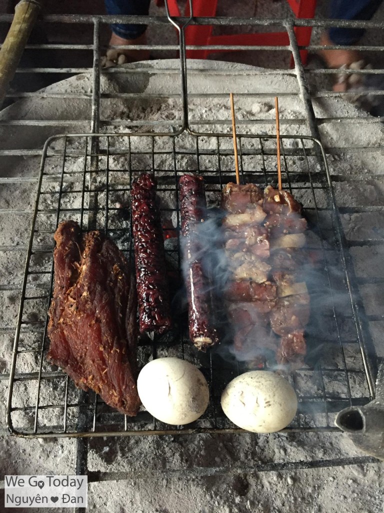 du-lich-tay-bac-hinh-mon ăn-tren-deo-o-quy-ho