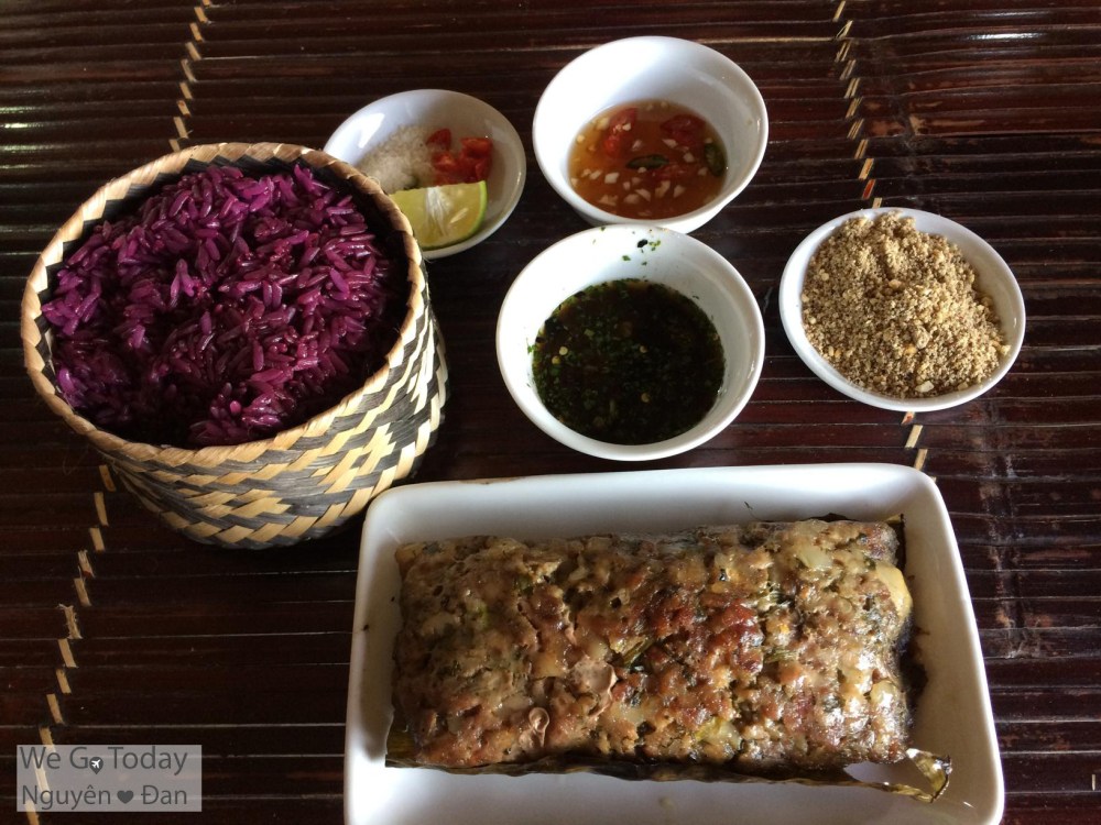 du-lich-tay-bac-hinhthit-lon-bam-cuon-la-chuoi-nuong-cham-chem-cheo-an-voi-xoi-tim