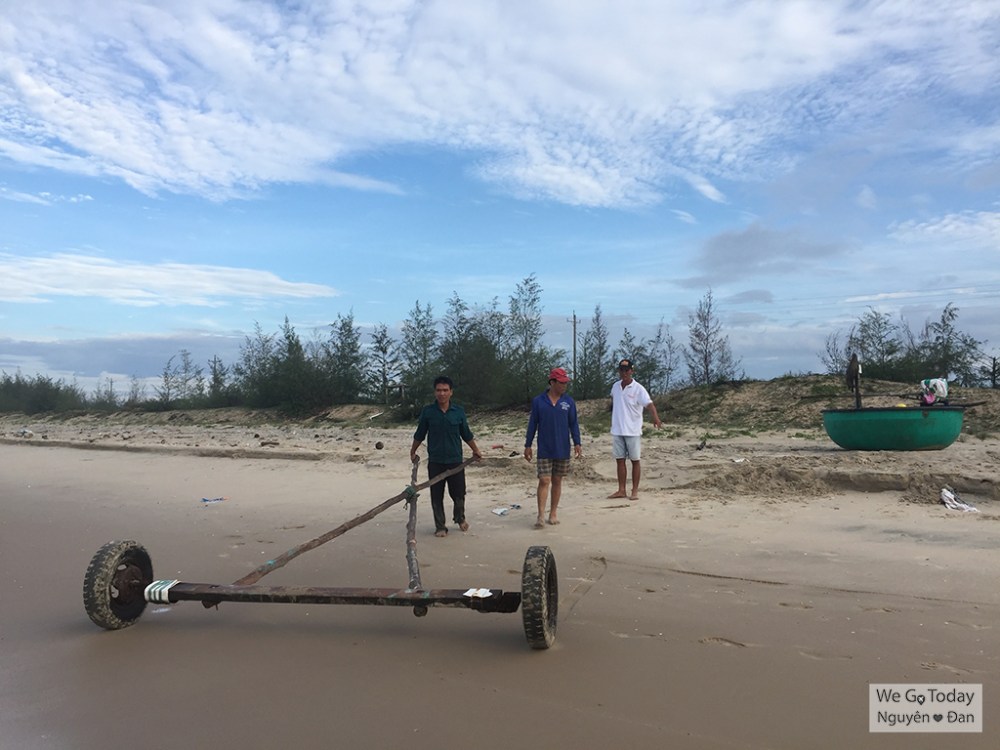 ngu-dan-di-thuyen-thung-bat-muc