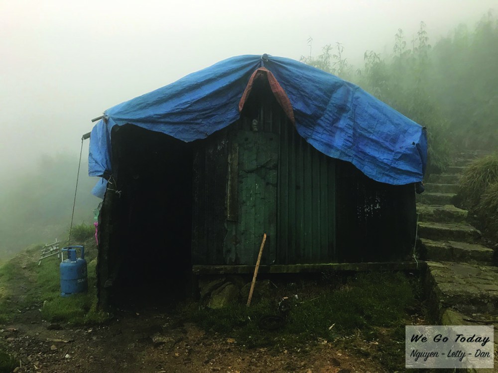 Chòi của các anh guide & porter ở trạm 2.800m - Trekking Fansipan