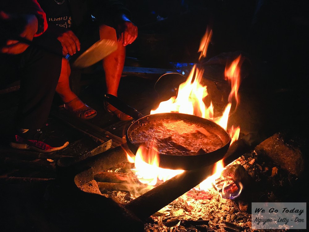 Nấu ăn trong chòi của các anh guide & porter ở trạm 2.800m - Trekking Fansipan