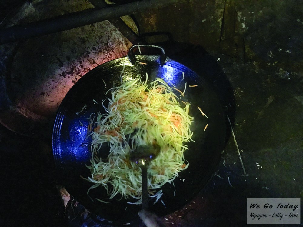 Nấu ăn trong chòi của các anh guide & porter ở trạm 2.800m - Trekking Fansipan