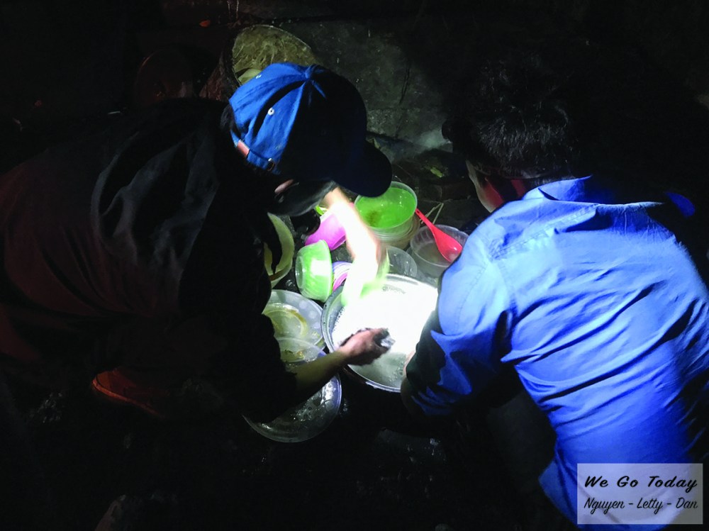 Các anh guide hỗ trợ nhau nấu ăn - Trekking Fansipan