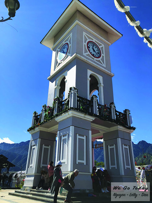 Tháp đồng hồ lớn ở trạm Hoàng Liên Sơn