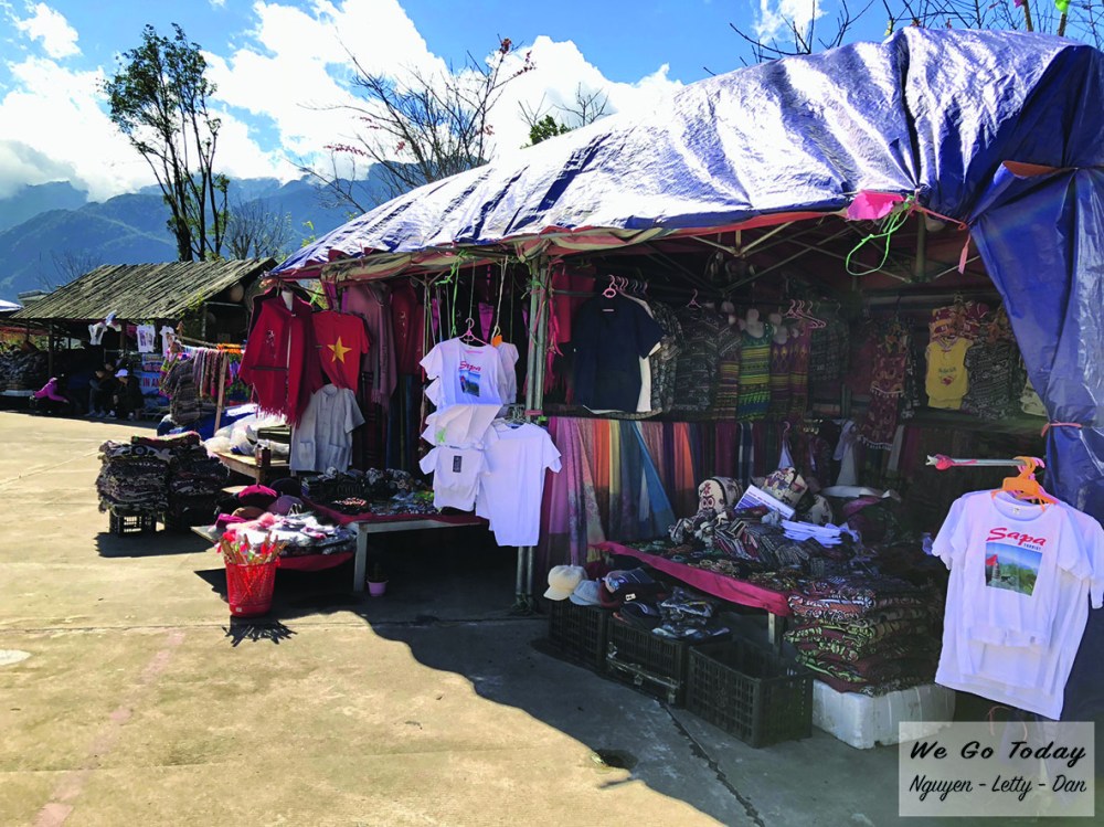 Khu bán đồ lưu niệm Tây Bắc ở trạm Hoàng Liên Sơn