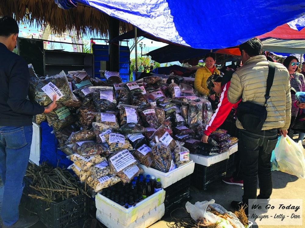 Khu bán đặc sản Tây Bắc ở trạm Hoàng Liên Sơn