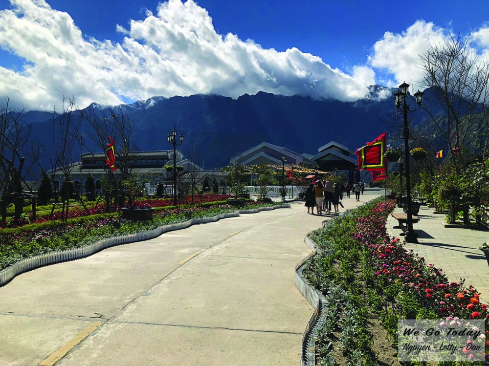 Có rất nhiều hoa ở trạm Hoàng Liên Sơn