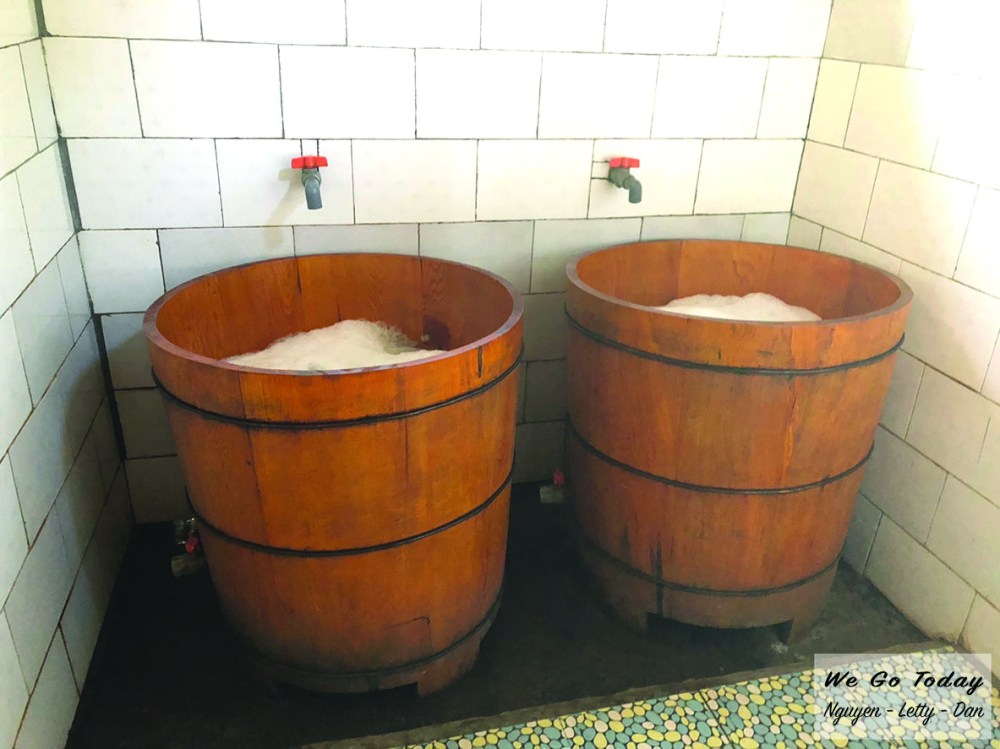 Thùng nước tắm ở homestay Chảo Quẩy Tá