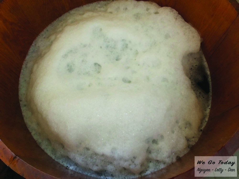 Thùng nước tắm ở homestay Chảo Quẩy Tá