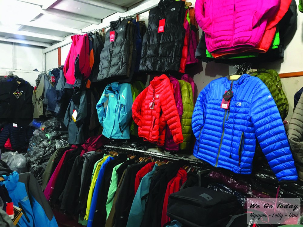 Tiệm bán đồ hiking - trekking đối diện Ủy Ban ở Sapa