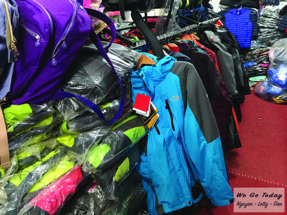 Tiệm bán đồ hiking - trekking đối diện Ủy Ban ở Sapa