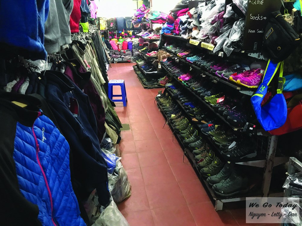 Tiệm bán đồ hiking - trekking đối diện Ủy Ban ở Sapa
