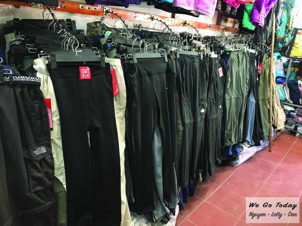 Tiệm bán đồ hiking - trekking đối diện Ủy Ban ở Sapa