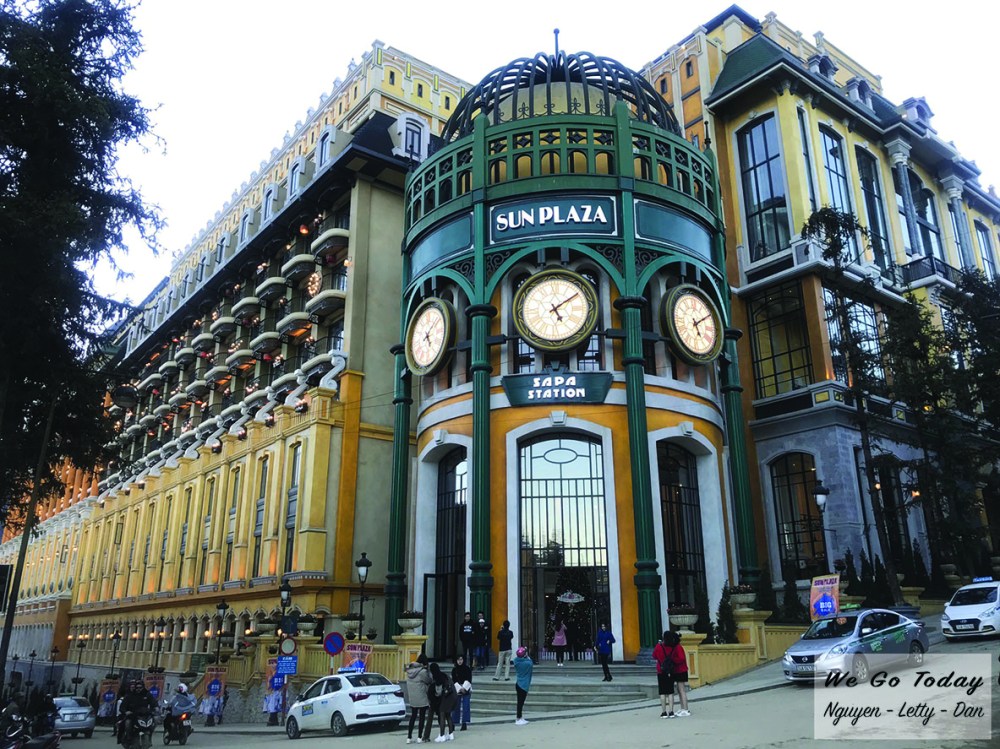 Khu trung tâm thương mại kế nhà thờ đá