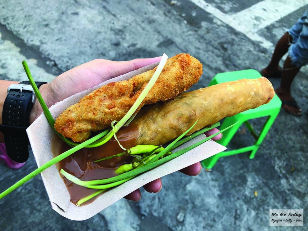 Chả giò chiên ở sạp ăn lề đường trước khách sạn - 5Rp cho 2 thanh