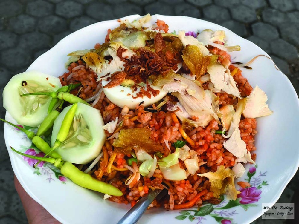 Cơm chiên gà xé ở 1 xe đẩy bên đường - 12 Rp/đĩa