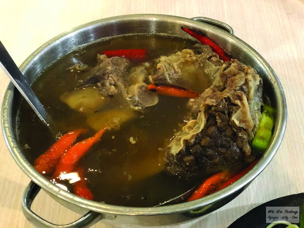 Lẩu bò chua cay trong siêu thị Tunjungan