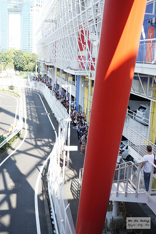 Hàng người đang xếp hàng để vào bảo tàng Teamlab Borderless