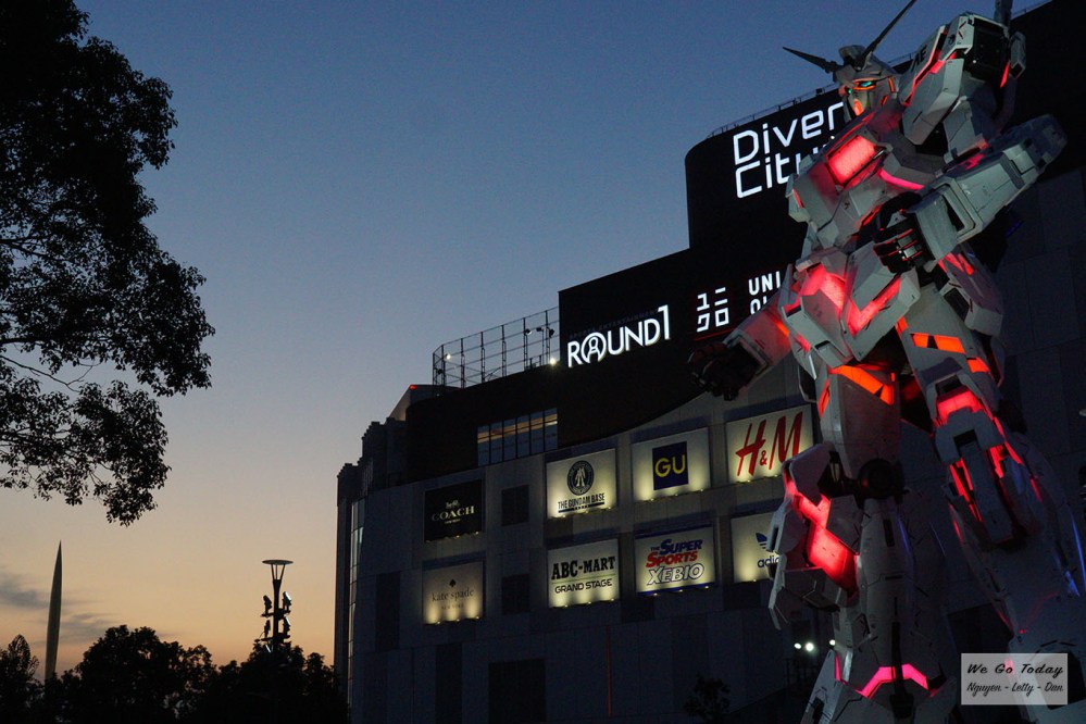 Robot Gundam trước cổng trung tâm thương mại DiverCity Tokyo Plaza