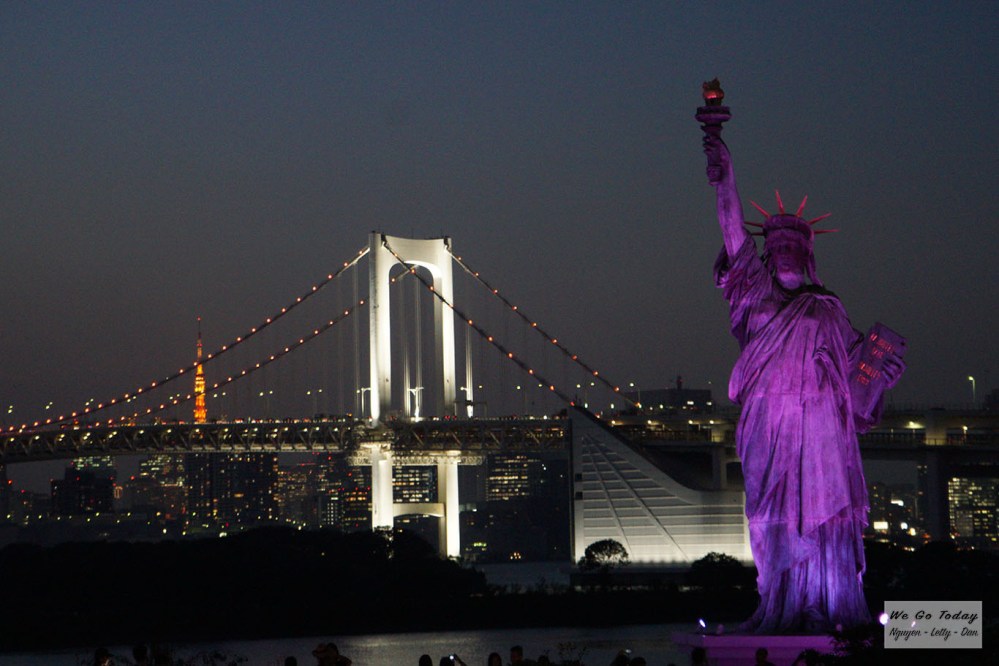 Tượng Nữ Thần Tự Do và rầu Rainbow vào buổi tối