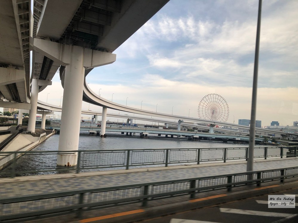 Cầu Rainbow nhìn ra vòng xoay Odaiba