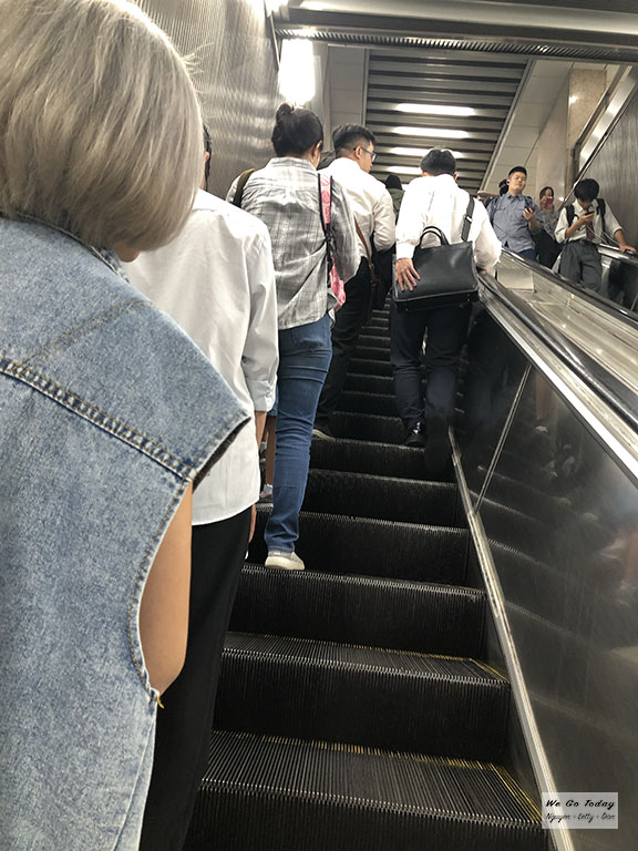 Di chuyển phía bên trái