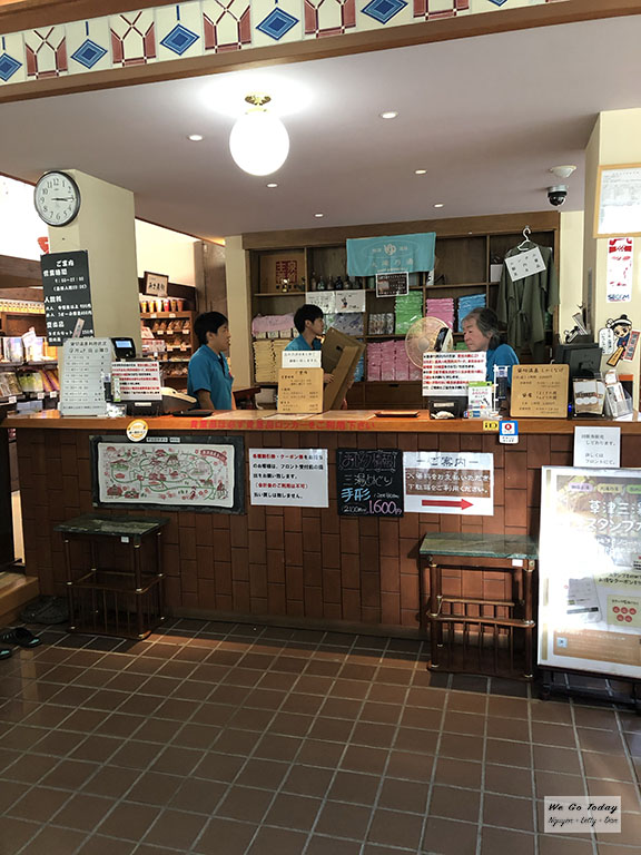 Quầy tiếp tân, bán vé tắm onsen