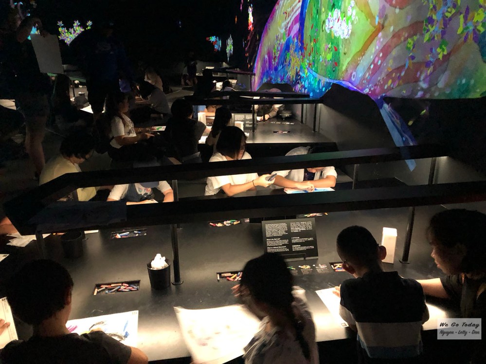 Khu tô màu ở tầng 2 của Teamlab Borderless