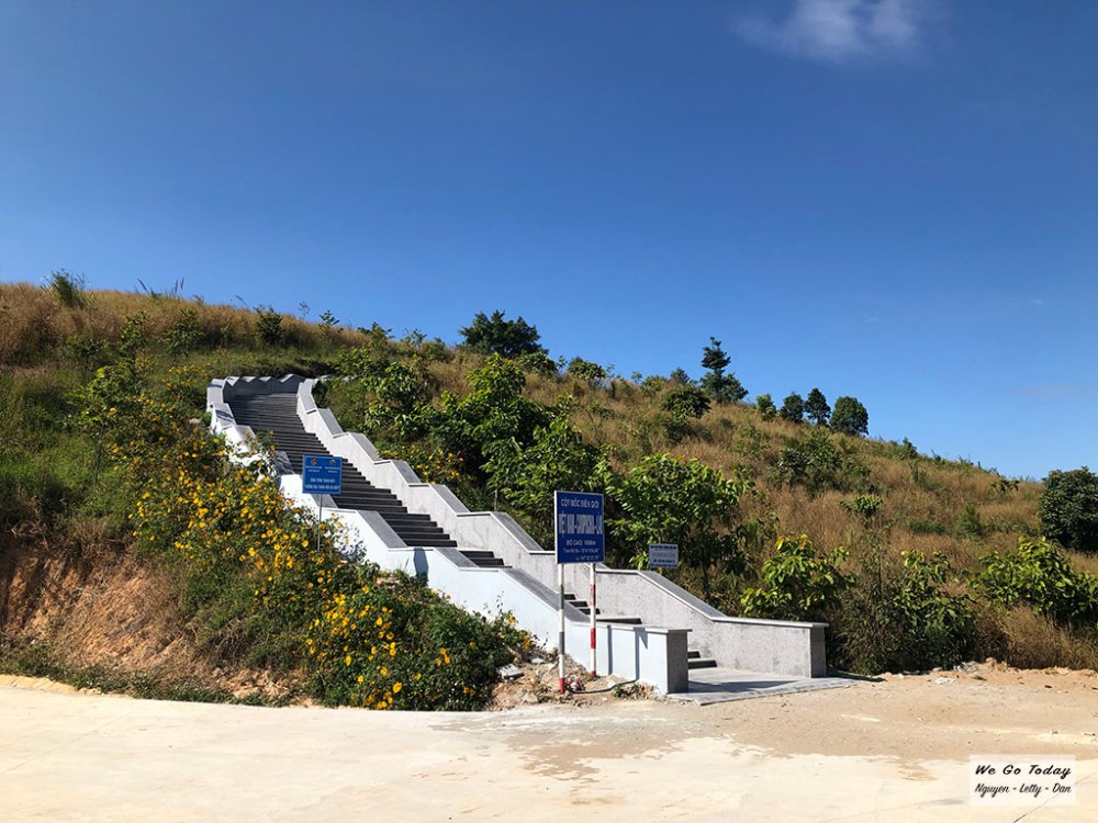 Cầu thang bộ đi ra ngã ba Đông Dương