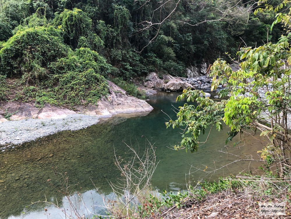 Suối đá dọc đường trekking Tà Giang