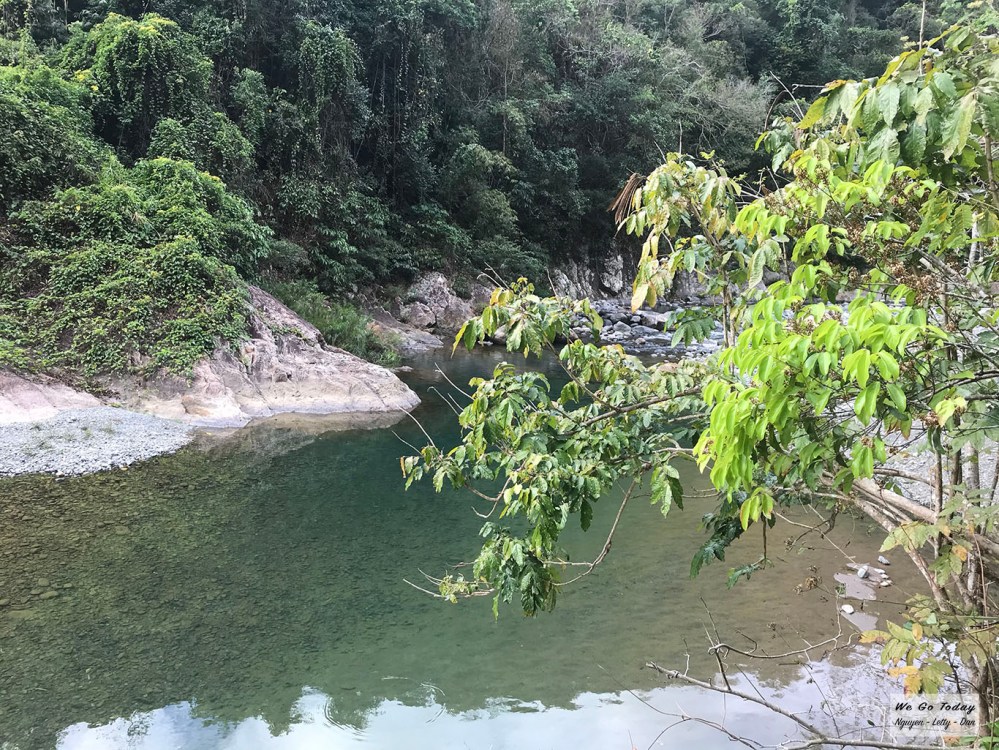 Suối đá dọc đường trekking Tà Giang