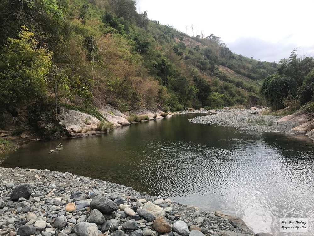 Suối đá dọc đường trekking Tà Giang