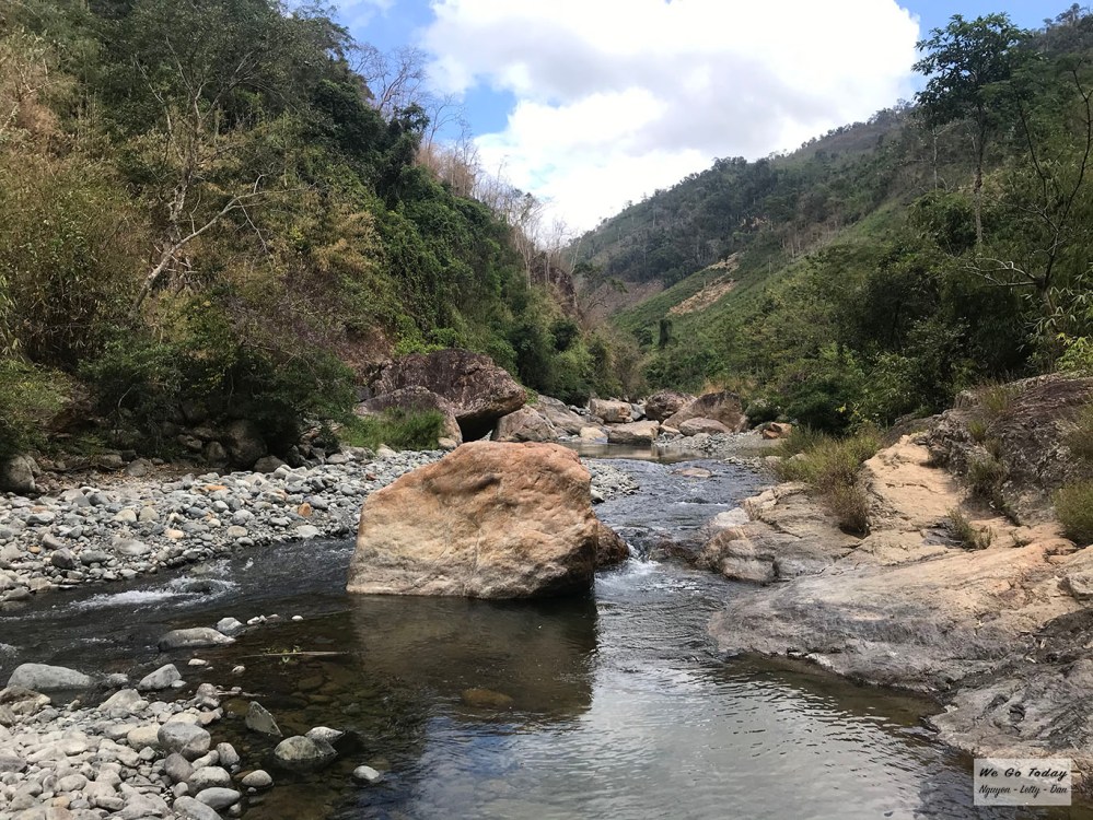 Suối đá dọc đường trekking Tà Giang