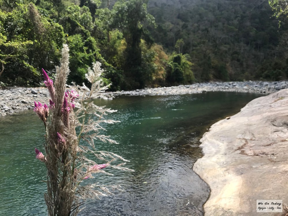 Suối đá dọc đường trekking Tà Giang