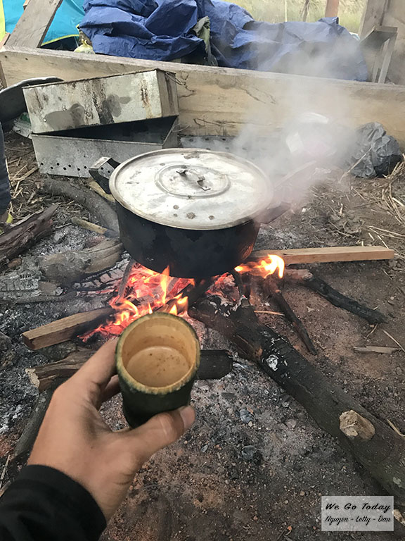 Cà phê uống trong ly ống tre